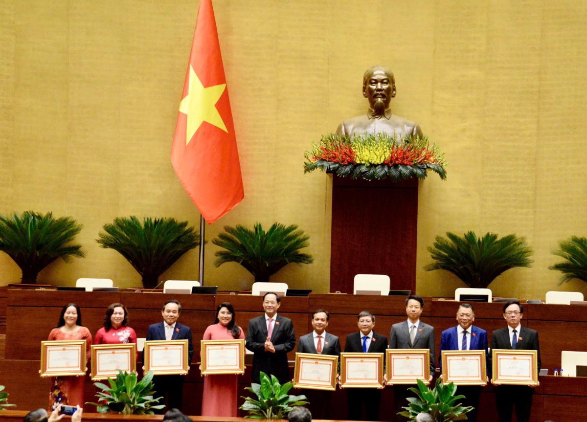  Phó Chủ tịch Quốc hội Trần Quang Phương trao tặng bằng khen.