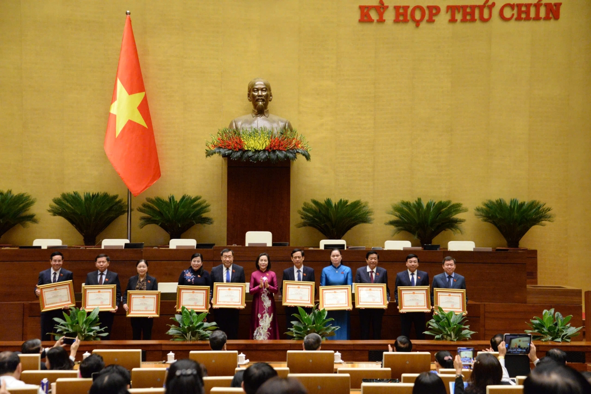 Phó Chủ tịch Quốc hội Nguyễn Thị Thanh tặng bằng khen.