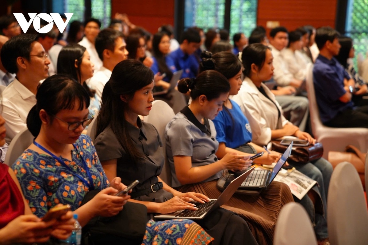 Các nhà báo và đại biểu tham gia phiên thảo luận "Báo chí Việt Nam trong kỷ nguyên mới: Tầm nhìn kiến tạo không gian phát triển” tại Diễn đàn Báo chí toàn quốc 2025 tổ chức tại Hà Nội chiều 19/6.