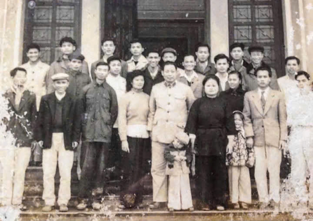 Cán bộ Đài phát thanh khu tự trị Việt Bắc thời điểm mới thành lập năm 1963 (ảnh tư liệu)