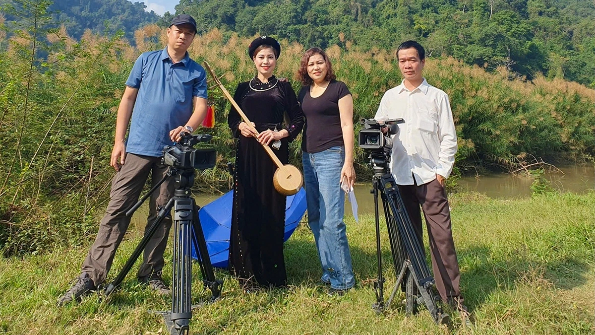 Nhà báo Uý Thương (cầm đàn tính) cùng đồng nghiệp thực hiện các chương trình về văn hoá Tày - Nùng