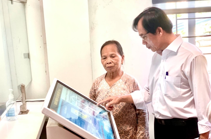 Hỗ trợ người dân làm các thủ tục hành chính BHXH qua giao dịch điện tử tại BHXH địa phương.