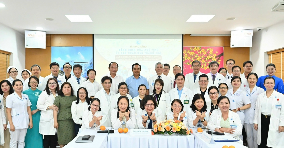 Chủ tịch UBND TP.HCM Nguyễn Văn Được (áo xanh ở giữa) cho rằng ca can thiệp tim bào thai là thành tựu y khoa đáng tự hào của ngành y Việt Nam (Ảnh BVCC)