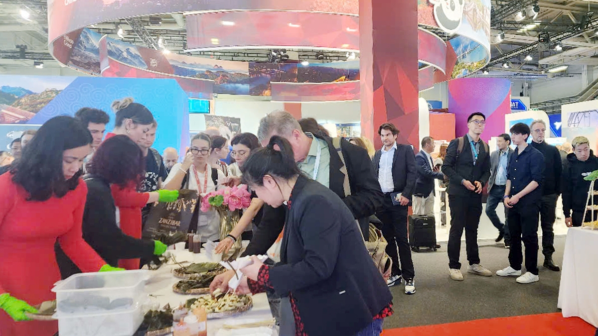 Gian hàng quảng bá du lịch Việt Nam tại Hội chợ du lịch quốc tế ITB Berlin 2025 thu hút đông đảo khách tham quan.