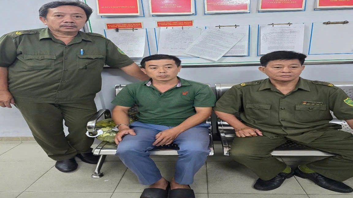 Đối tượng Nguyễn Tuấn Ninh (ngồi giữa) Nguồn: Công an Quảng Ninh.