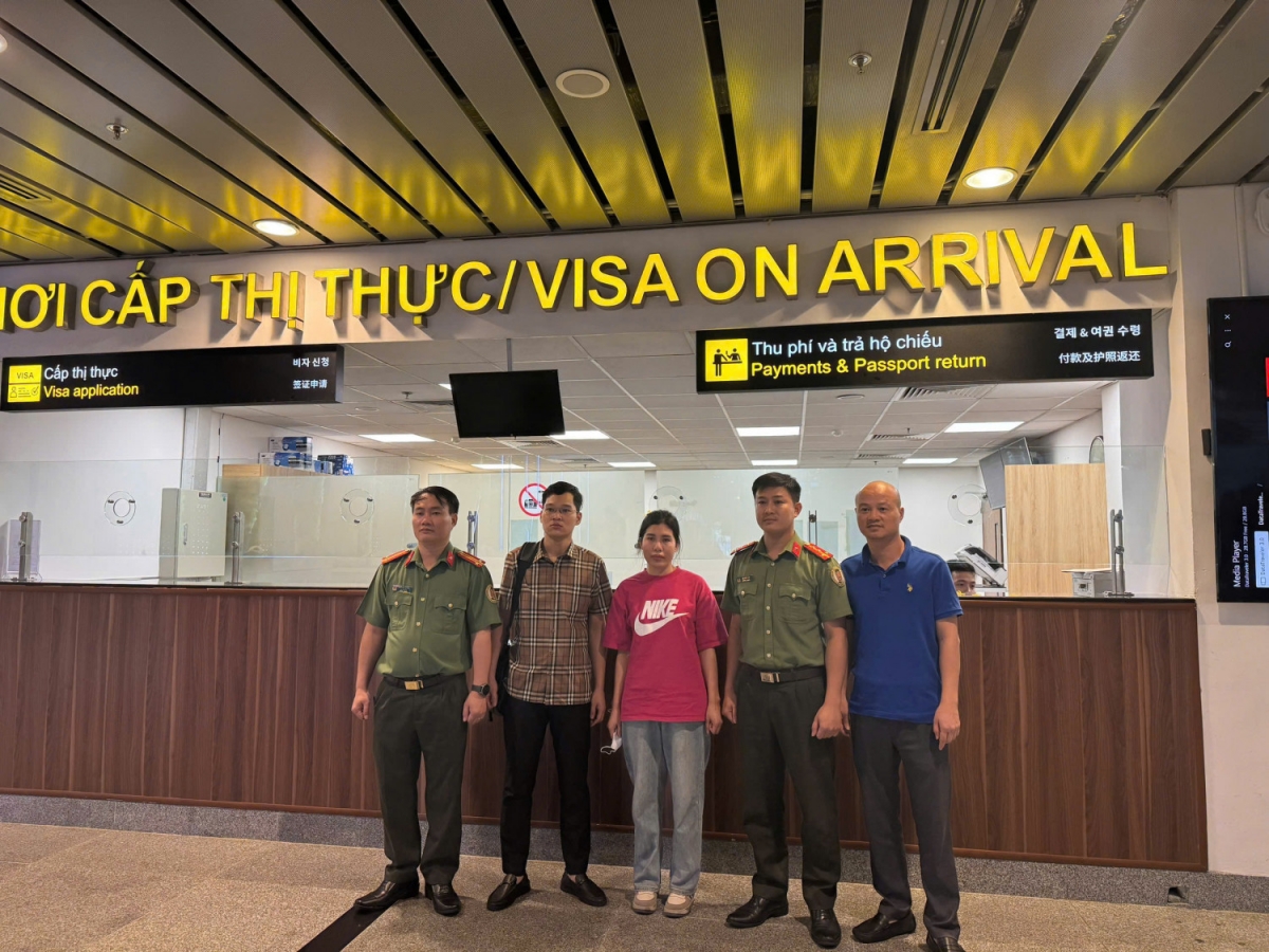 Bị can Trần Thị Chung bị truy nã (áo hồng) khi bị lực lượng chức năng bắt giữ. (Ảnh: CACC)