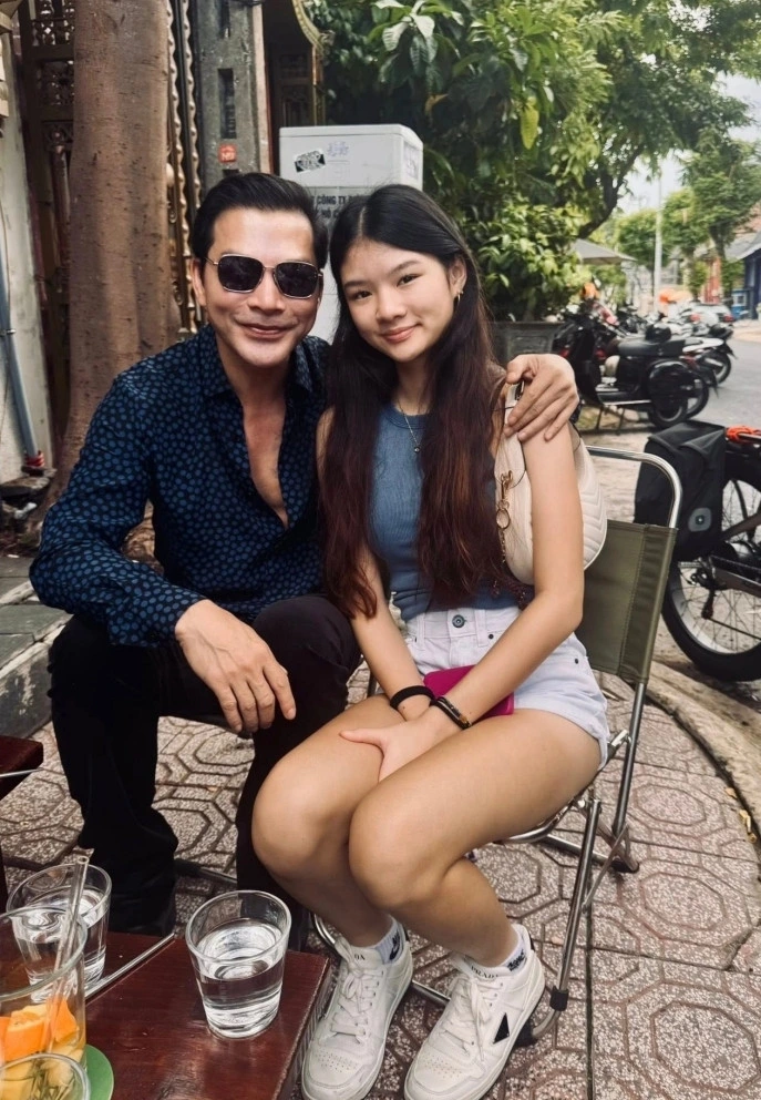 Diễn viên Trần Bảo Sơn đưa con gái Bảo Tiên uống cà phê vỉa hè những ngày rảnh rỗi.