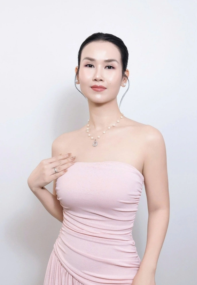 Ca sĩ Võ Hạ Trâm chia sẻ: "Đến một lúc nào đó, người phụ nữ sẽ chọn "say yes" với mọi giá trị và cho phép mình rực rỡ trở lại - không vì ai khác mà vì chính mình!".