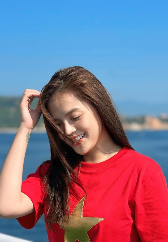 Diễn viên Thu Quỳnh tâm sự: "Ai cũng mong mình có được một bờ vai để dựa vào, một vòng tay để ôm ấp vỗ về, tôi cũng vậy". .