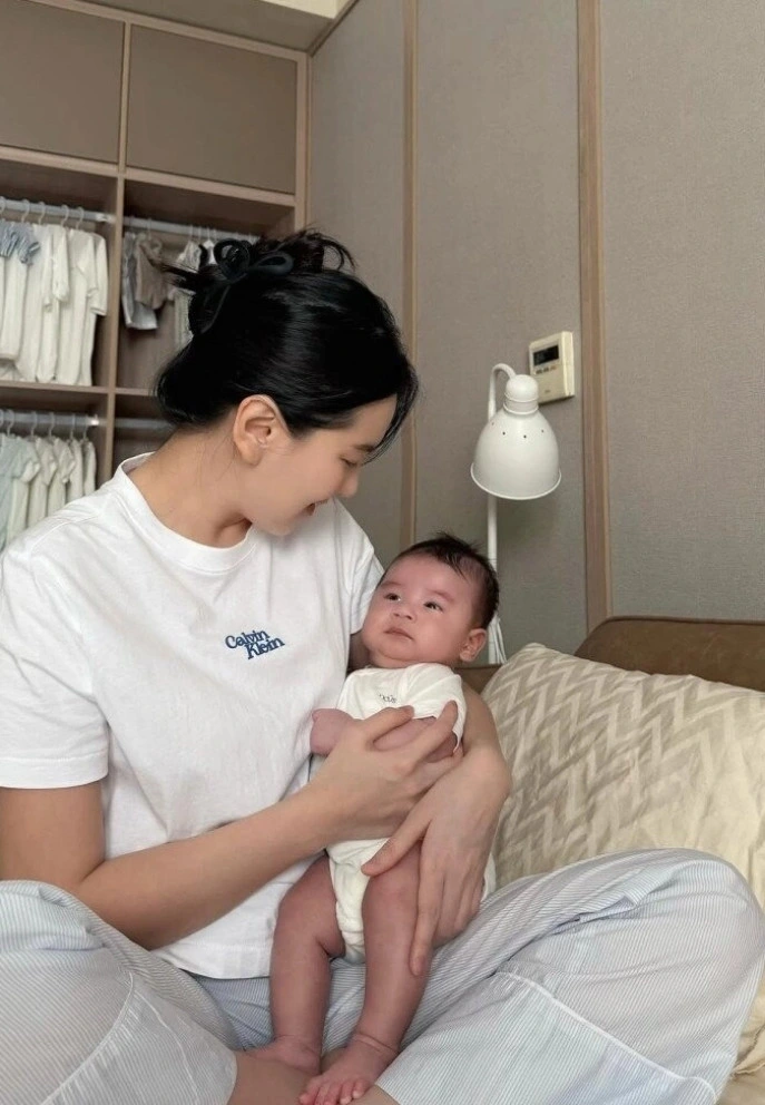 MC Mai Ngọc rèn cho con trai thói quen dậy từ 6h sáng, ăn và ngủ kỷ luật. Quý tử của cô được khen kháu khỉnh, mái tóc dày dù mới hơn 2 tháng tuổi. Ảnh: FBNV