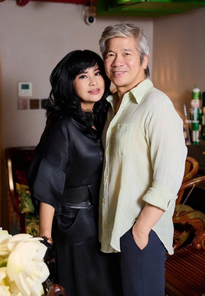Diva Thanh Lam hạnh phúc bên ông xã - bác sĩ Bùi Tiến Hùng trong dịp sinh nhật đón tuổi 56. Cả 2 có kế hoạch cưới vào cuối năm nay.
