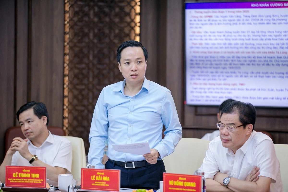 Ông Lê Hải Hòa - Chủ tịch UBND tỉnh Cao Bằng phát biểu tại cuộc họp.