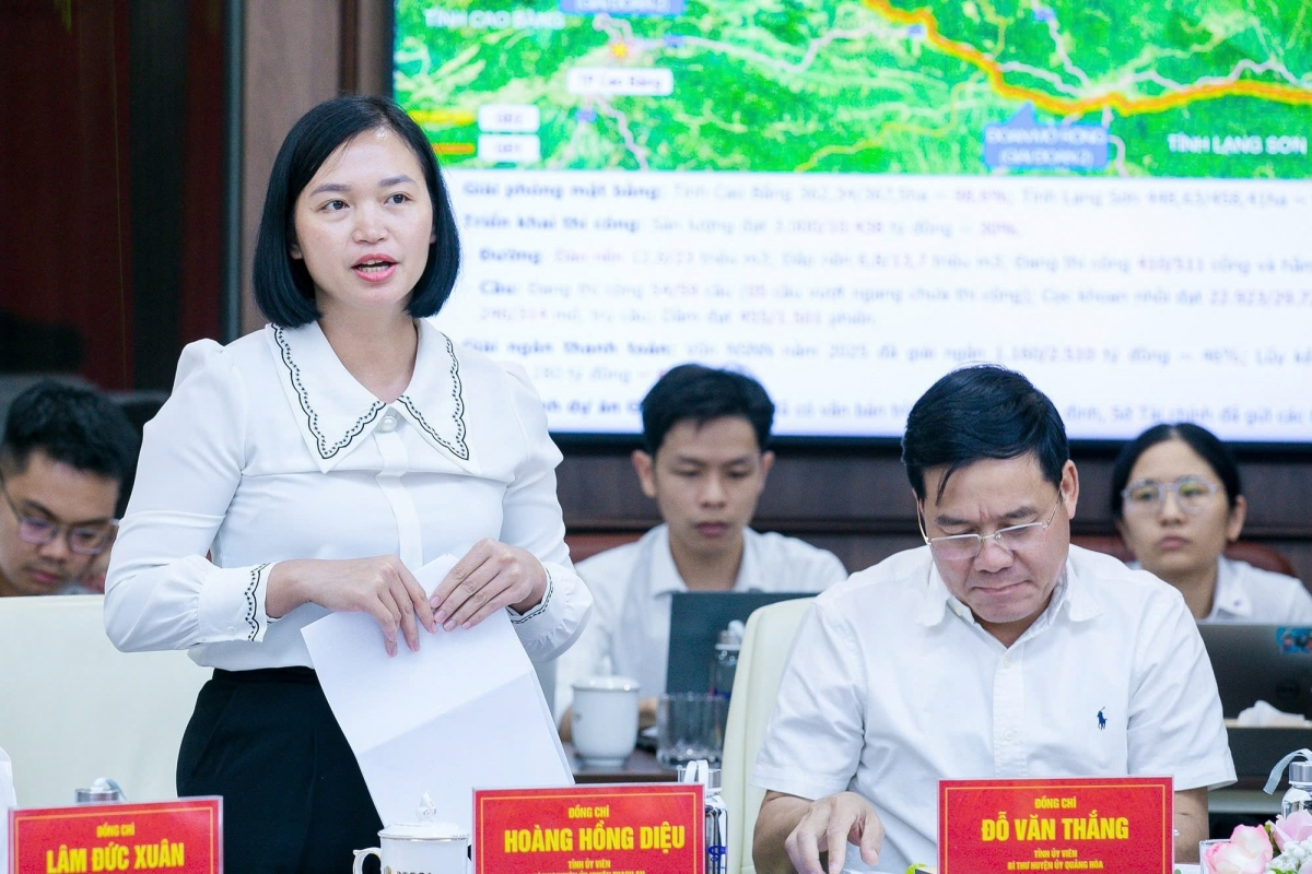 Các đại biểu tập trung thảo luận về tình hình thi công, những khó khăn, vướng mắc trong quá trình triển khai.
