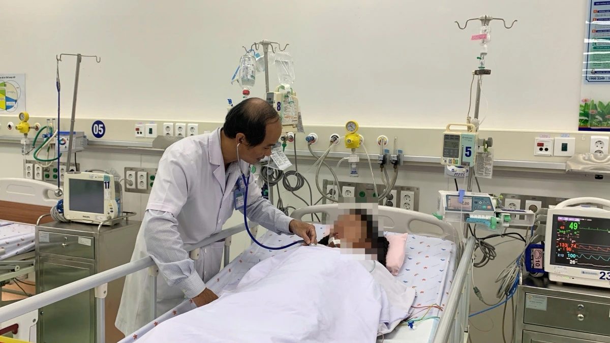 Bé gái mắc sốt xuất huyết nặng điều trị tại Bệnh viện Nhi đồng 1 phải truyền 10 lít máu mới giữ được tính mạng (Ảnh: Kim Dung)