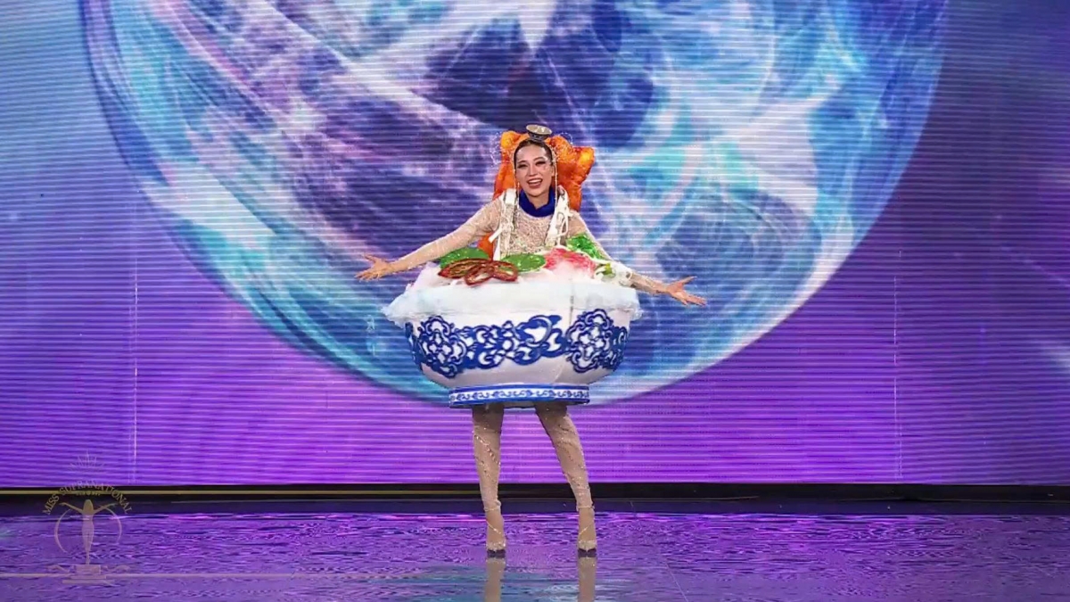 Vietnamese representative Vo Cao Ky Duyen leaves a positive impression on viewers while transforming into a bowl of “phở Hà Nội” (Hanoi noodles) with fried dough sticks.