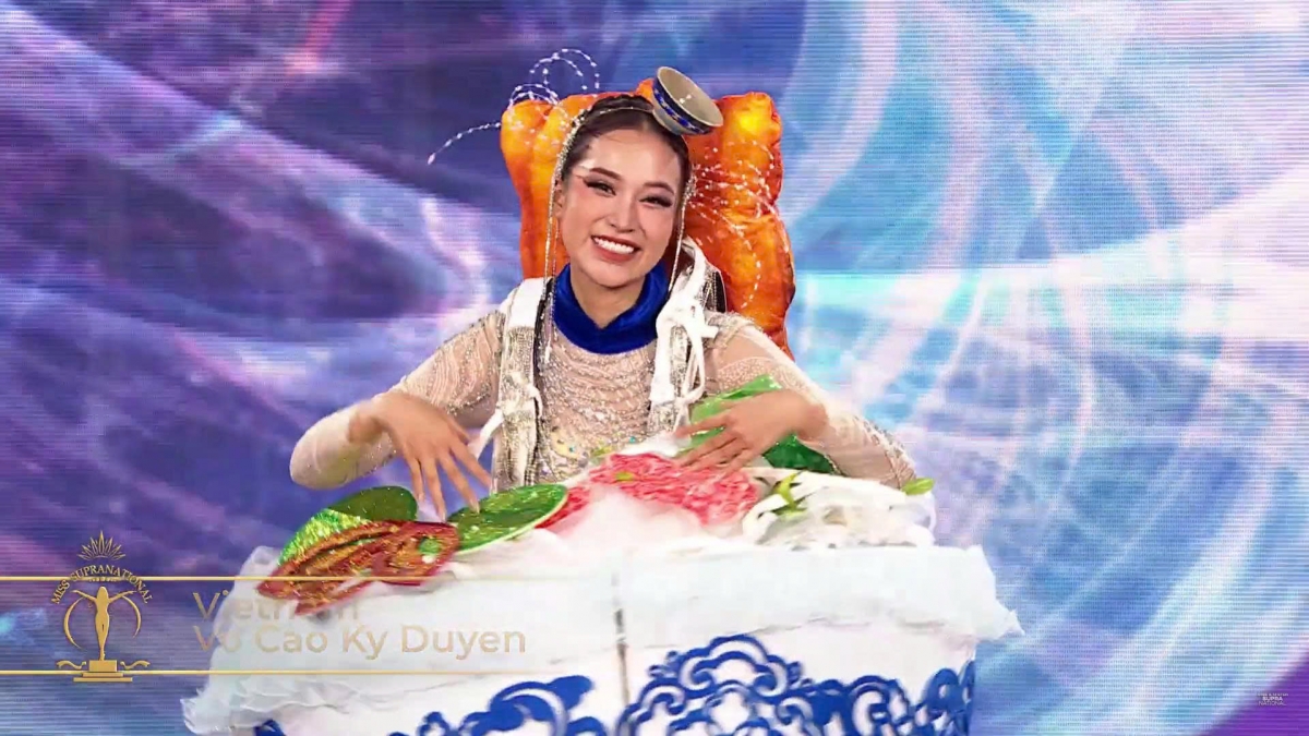 The design features a ceramic bowl with beef, herbs, fried dough sticks, and a bowl of dipping sauce placed on the head. Her competition draws plenty of attention from local media and audiences due to the impressive design on show.