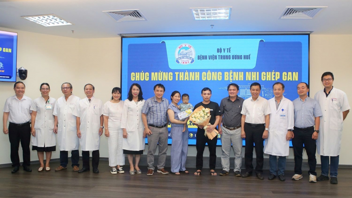Bệnh nhi 15 tháng tuổi ghép gan thành công tại Bệnh viện Trung ương Huế đã xuất viện