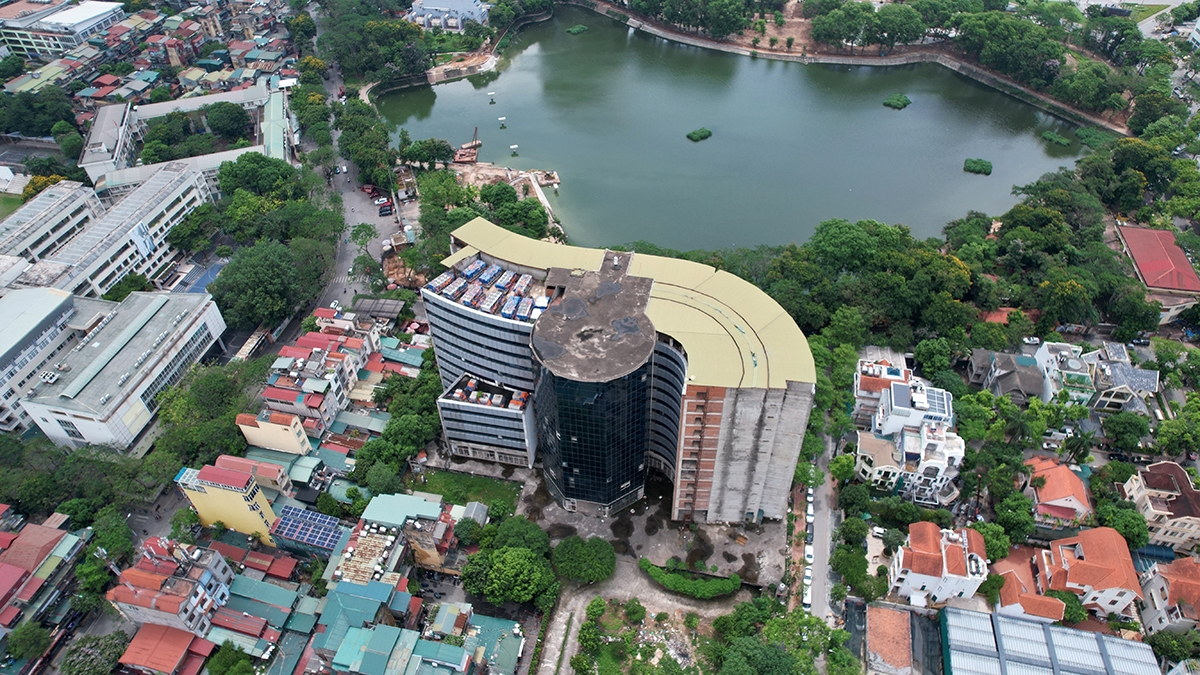 Bệnh viện quốc tế nằm trên vị trí đất vàng hướng ra Công viên Nghĩa Tân.