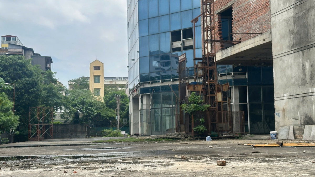 Thang vận chuyển từ ngày dừng thi công đến nay trở nên rỉ sét hư hỏng.