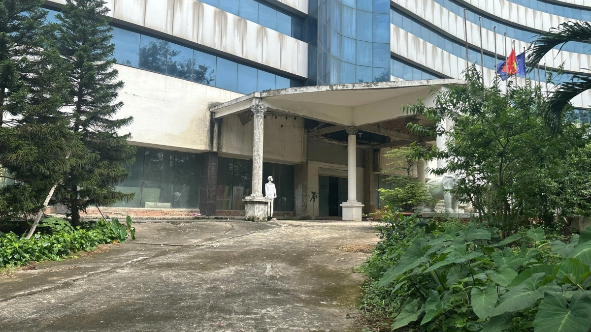 Lối ra vào từ cổng chính nhiều vết loang màu đen ẩm mốc toát lên vẻ lạnh lẽo của công trình bị bỏ quên.