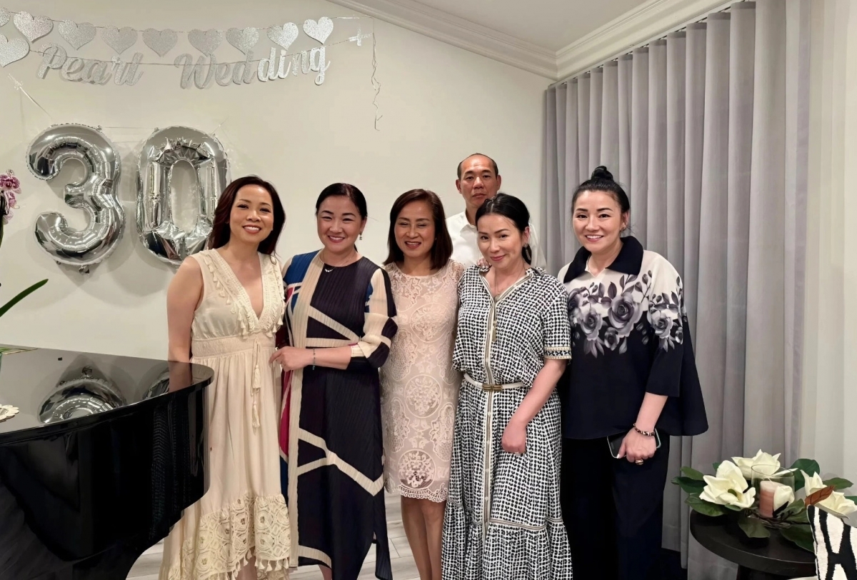 Ba chị em nhóm Tam Ca Áo Trắng ghé nhà ca sĩ Phương Thùy tại Orange County, cùng dùng bữa và hàn huyên chuyện thời mới đi hát.
