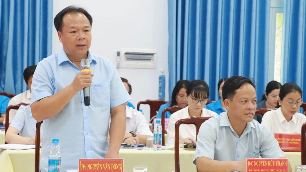 Ông Nguyễn Văn Đông, Bí thư Thành ủy Thủ Dầu Một báo cáo với đoàn kiểm tra về công tác chuẩn bị cơ sở vật chất cho phường Bình Dương 