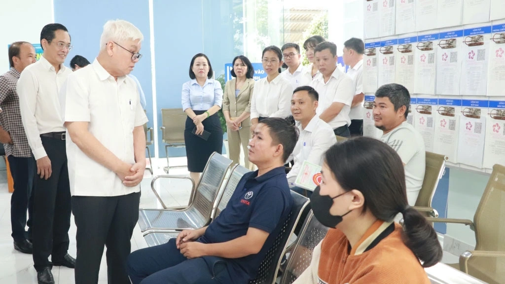 Đoàn công tác của Tỉnh ủy kiểm tra cơ sở vật chất tại UBND phường Bình Dương