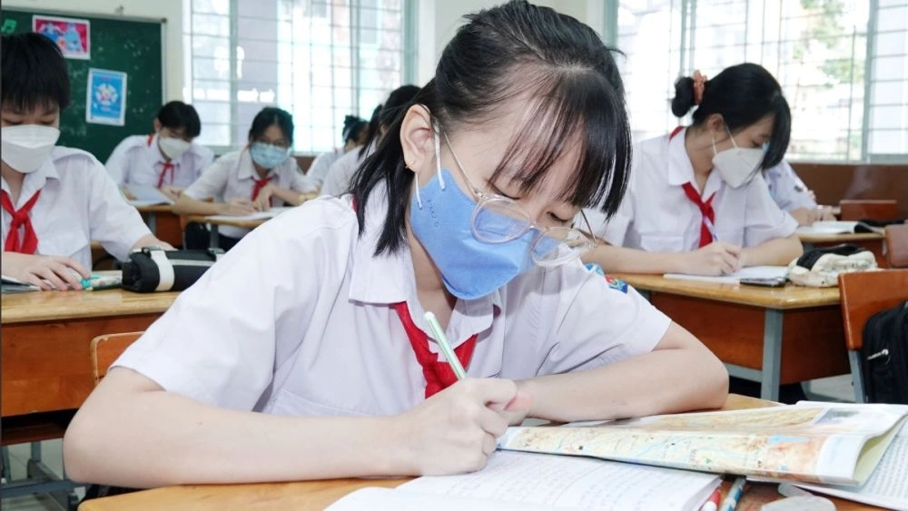 Ngày 7/6 thi môn Ngữ văn, thời gian làm bài 120 phút; môn Ngoại ngữ, thời gian làm bài 60 phút. Ngày 8/6, thi môn Toán, thời gian làm bài 120 phút.