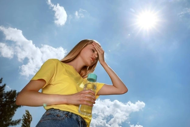 Uống đủ nước là cách đơn giản nhất để phòng chống say nắng. Ảnh: Getty Images
