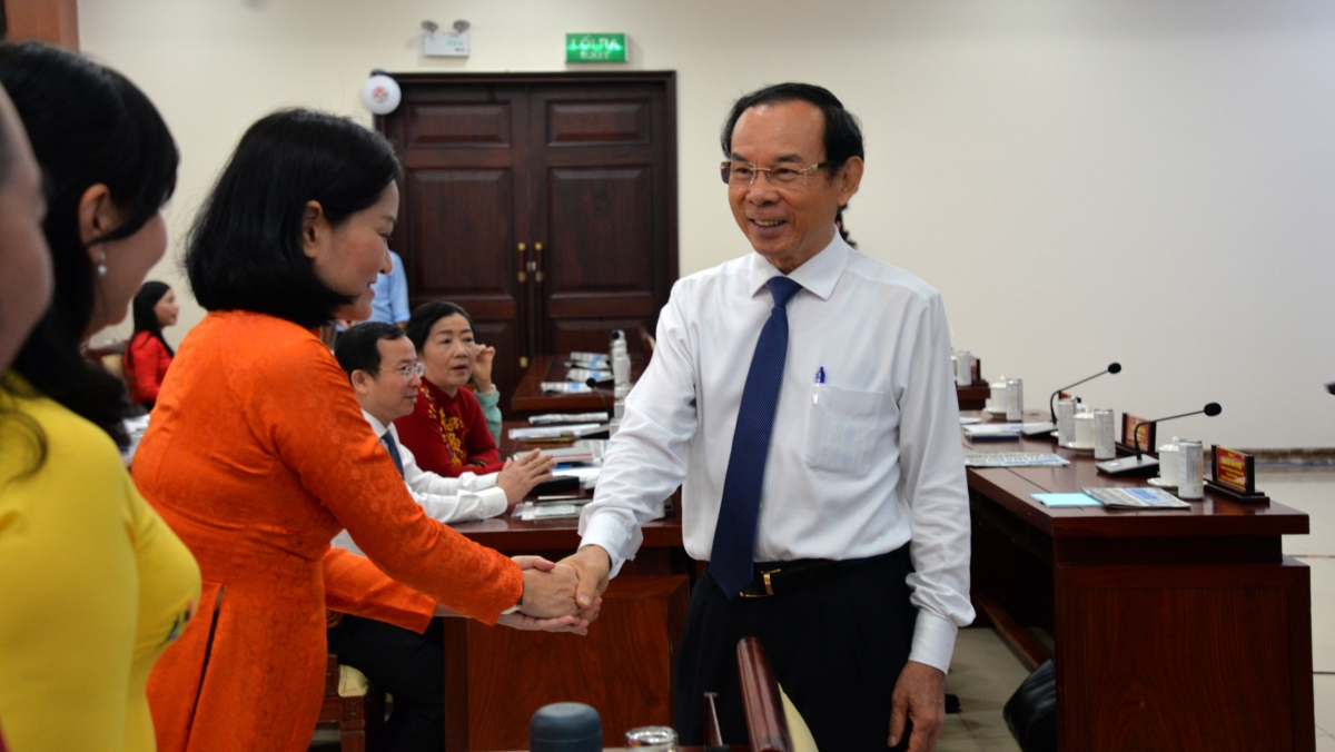 Bí thư Thành ủy Nguyễn Văn Nên trao đổi với các đại biểu trước kỳ họp (ảnh: Như Ý)