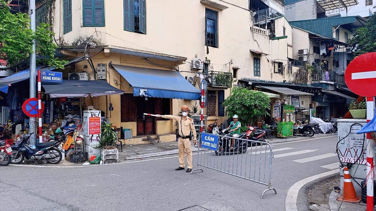 
Dù đã có biển cấm, chỉ dẫn vẫn có người đi ngược chiều