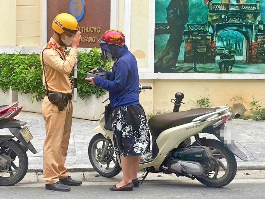 CSGT xử lý trường hợp đi ngược chiều trên phố Hàng Khoai
