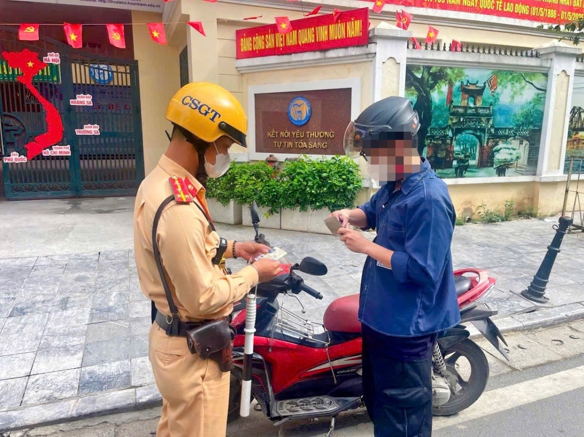 Nam thanh niên này chỉ vì ngại đi xa, nên đi ngược chiều