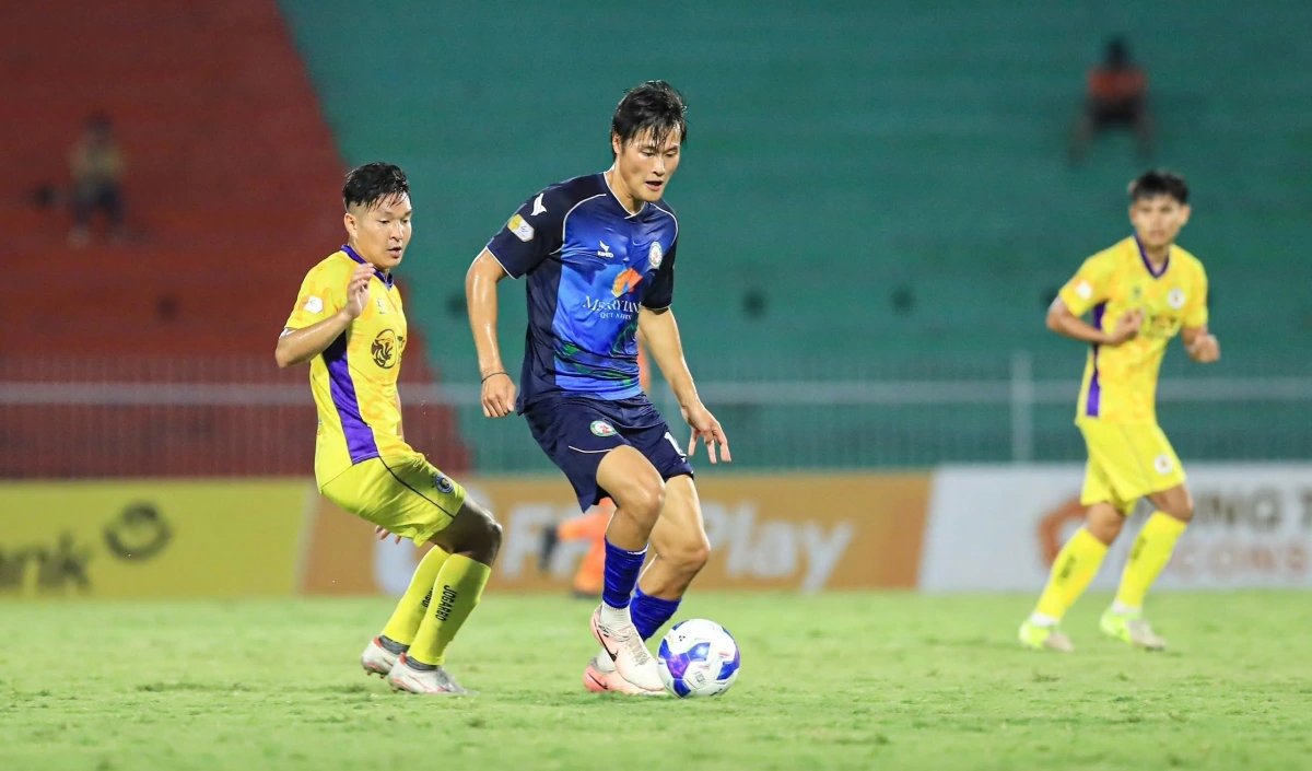 CLB Bình Định xuống hạng trực tiếp sau trận thua Hà Nội FC ở vòng đấu cuối V-League 2024/2025. (Ảnh: VPF)