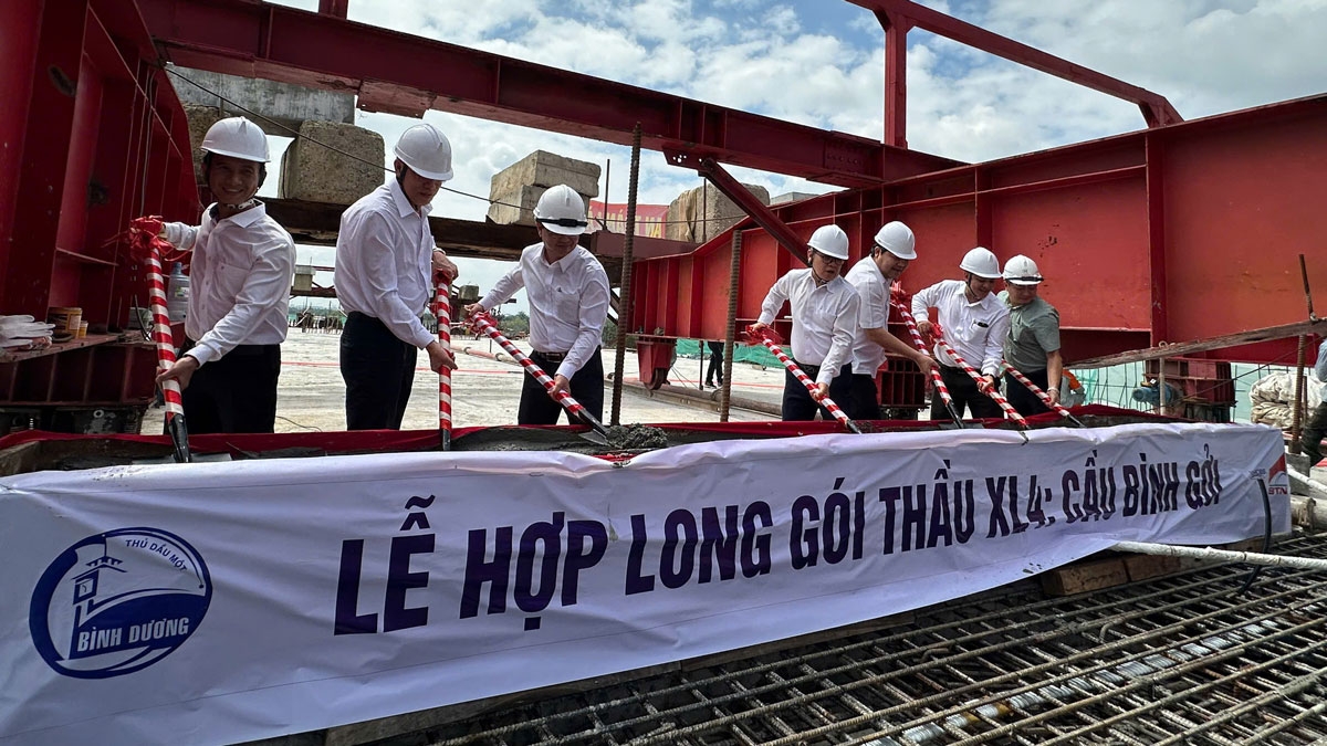 Lãnh đạo tỉnh thực hiện nghi thức hợp long