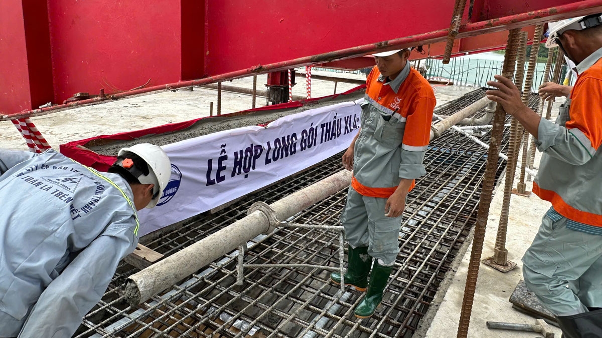 Công nhân đang đổ bê-tông mặt cầu 