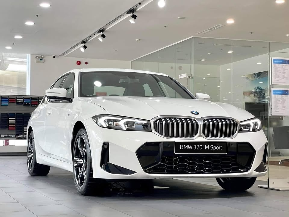 Dòng sedan BMW 3 Series (giá 1,5 - 2 tỷ đồng) được hỗ trợ tương đương 50% lệ phí trước bạ, trị giá hơn 100 triệu đồng.