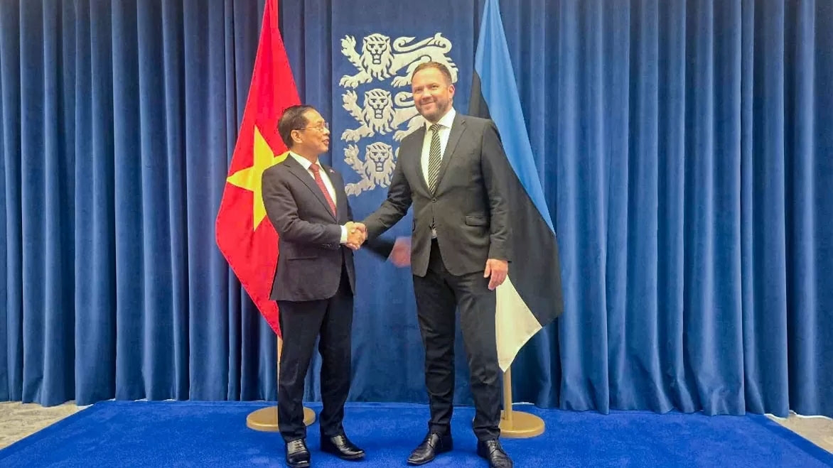 Phó Thủ tướng, Bộ trưởng Ngoại giao Bùi Thanh Sơn gặp Bộ trưởng Ngoại giao Estonia Magnus Tsahkna. Ảnh: Thế giới &amp; Việt Nam