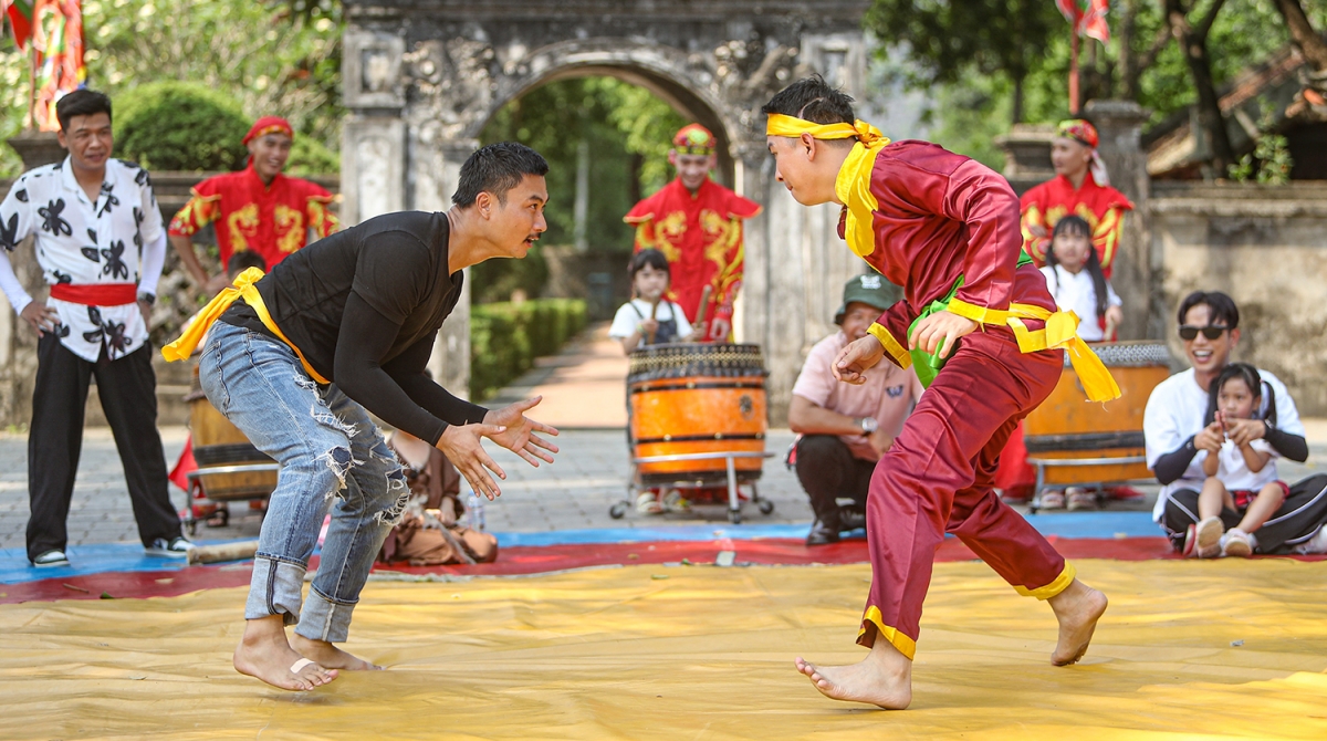 Duy Hưng và Thái Hòa 88 đã mở màn bằng một trận đấu gay cấn nhưng không kém phần hài hước.