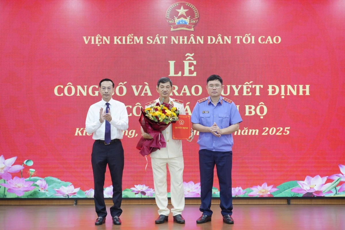 Phó Viện trưởng VKSND tối cao Nguyễn Đức Thái và Phó Bí thư Tỉnh ủy, Chủ tịch UBND tỉnh Kiên Giang Nguyễn Thanh Nhàn trao quyết định bổ nhiệm cho ông Nguyễn Ngọc Phúc.