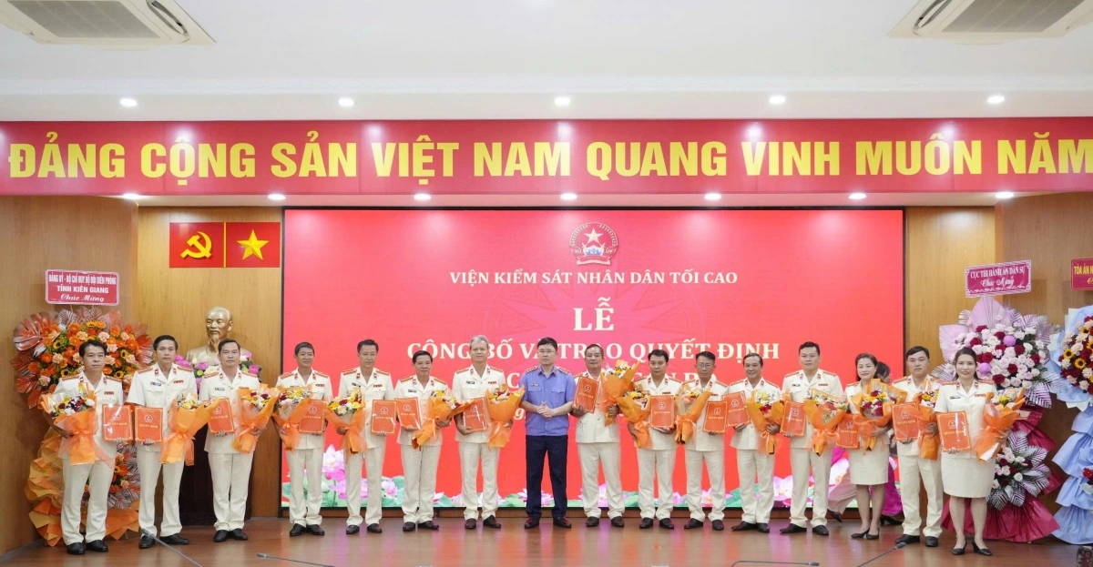 Phó Viện trưởng Viện Kiểm sát nhân dân tối cao Nguyễn Đức Thái trao quyết định bổ nhiệm cho các Phó Viện trưởng Viện Kiểm sát nhân dân tỉnh An Giang.