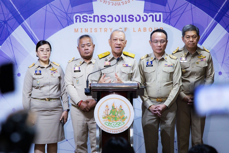 Bộ trưởng Bộ Lao động Phiphat Ratchakitprakan phát biểu tại cuộc họp báo hôm 16/6/2025. Ảnh: Bộ Lao động Thái Lan