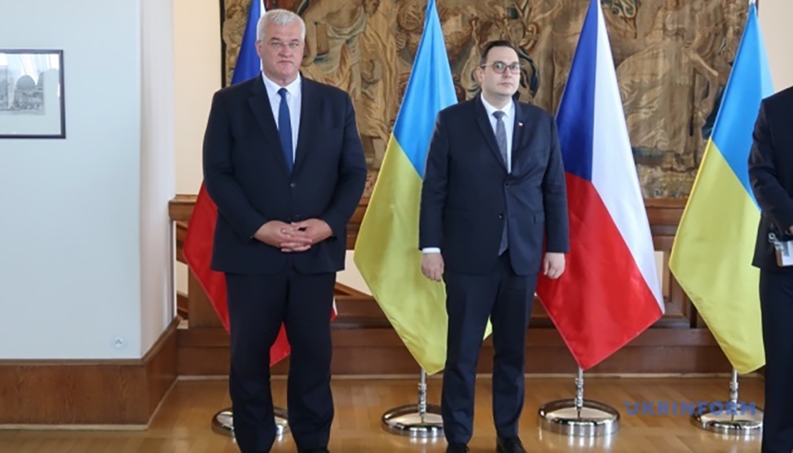 Bộ trưởng Ngoại giao Séc Lipavsky (bên phải) và Bộ trưởng Ngoại giao Ukraine Sybiha. Ảnh: ukrinform.net