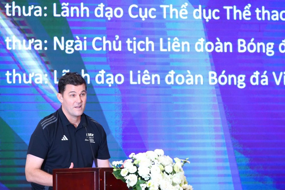 Ông Simon Toselli – Chuyên gia bóng đá nữ FIFA, phát biểu tại buổi lễ. (Ảnh: VFF)