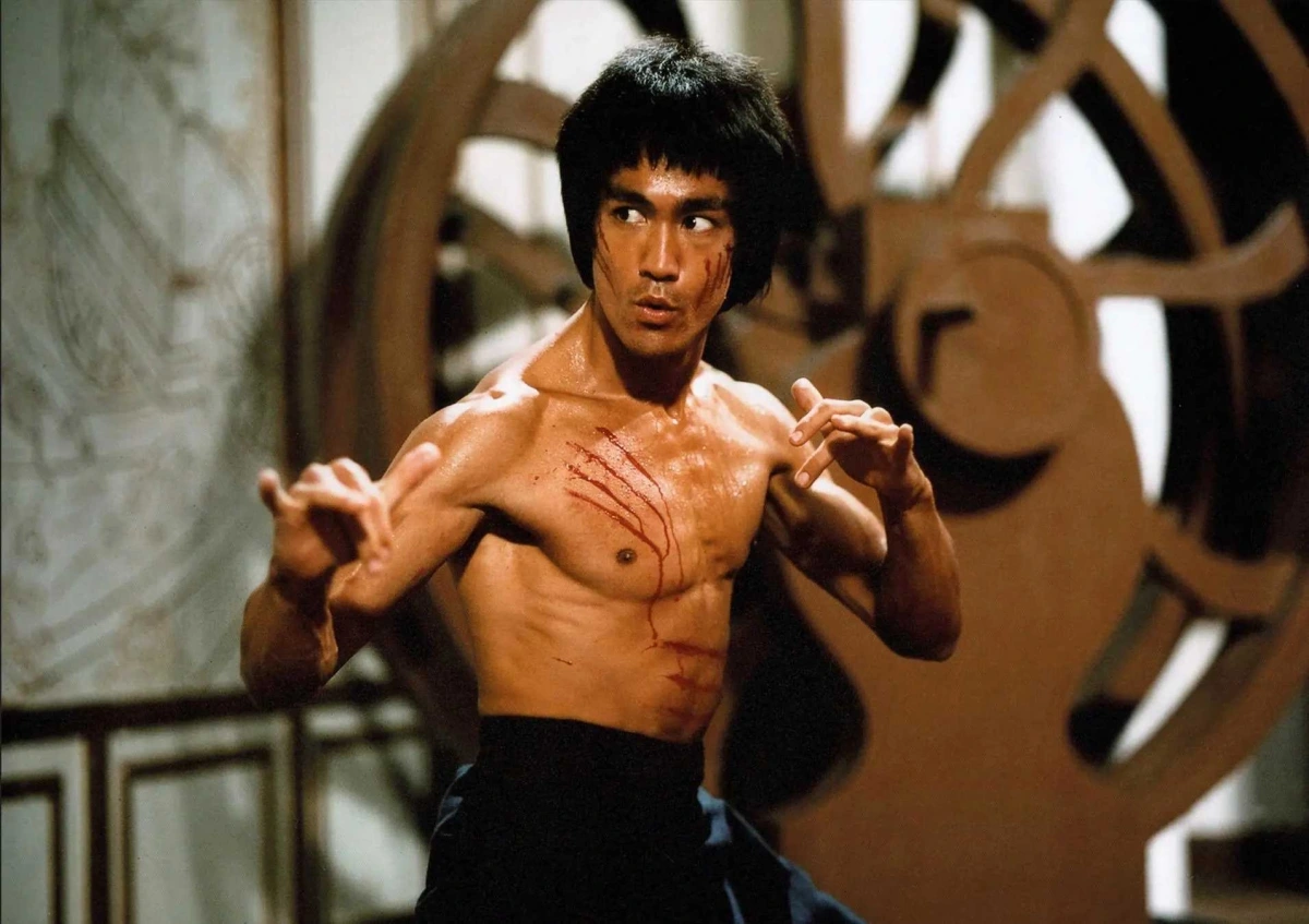 Bruce Lee còn được biết tới với nghệ danh Lý Tiểu Long.