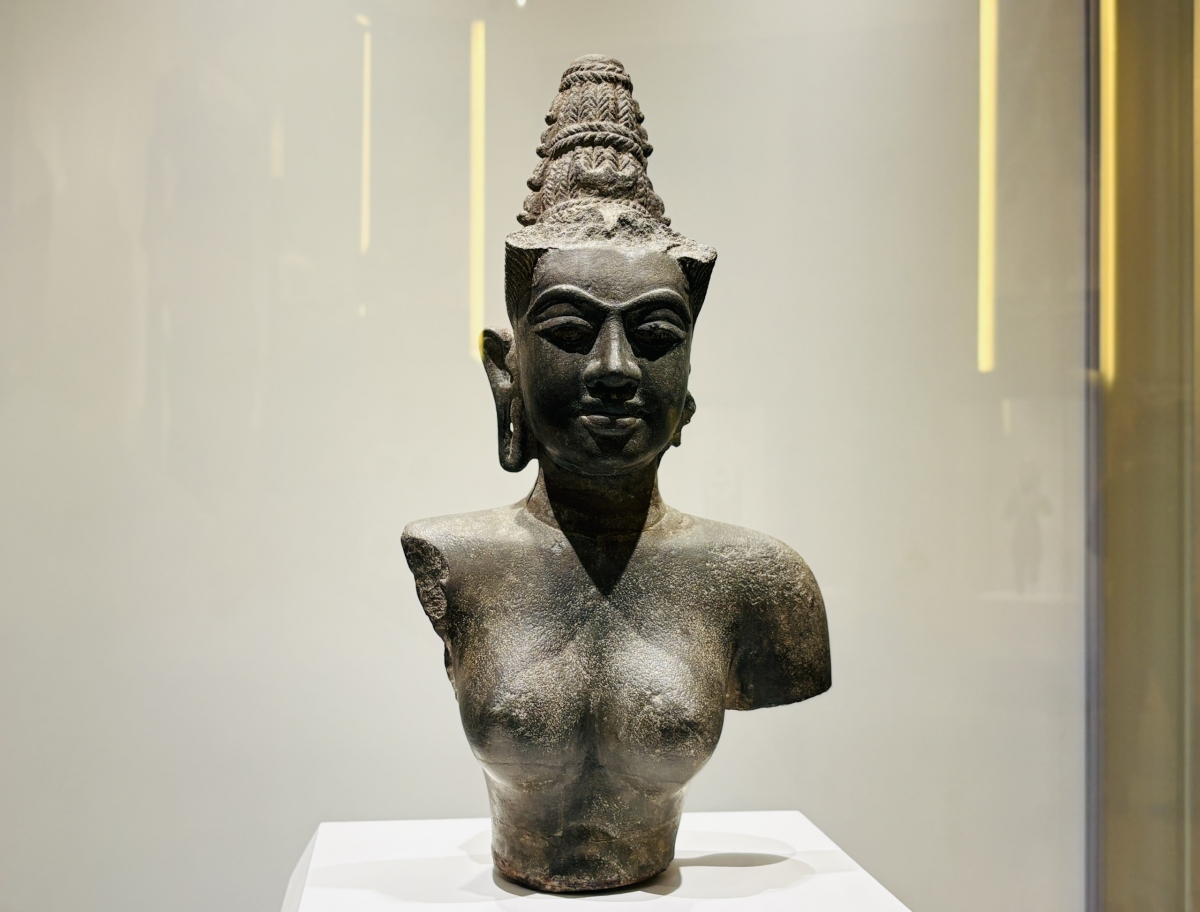 Tượng nữ thần Devi (văn hoá Champa) niên đại thế kỷ X 