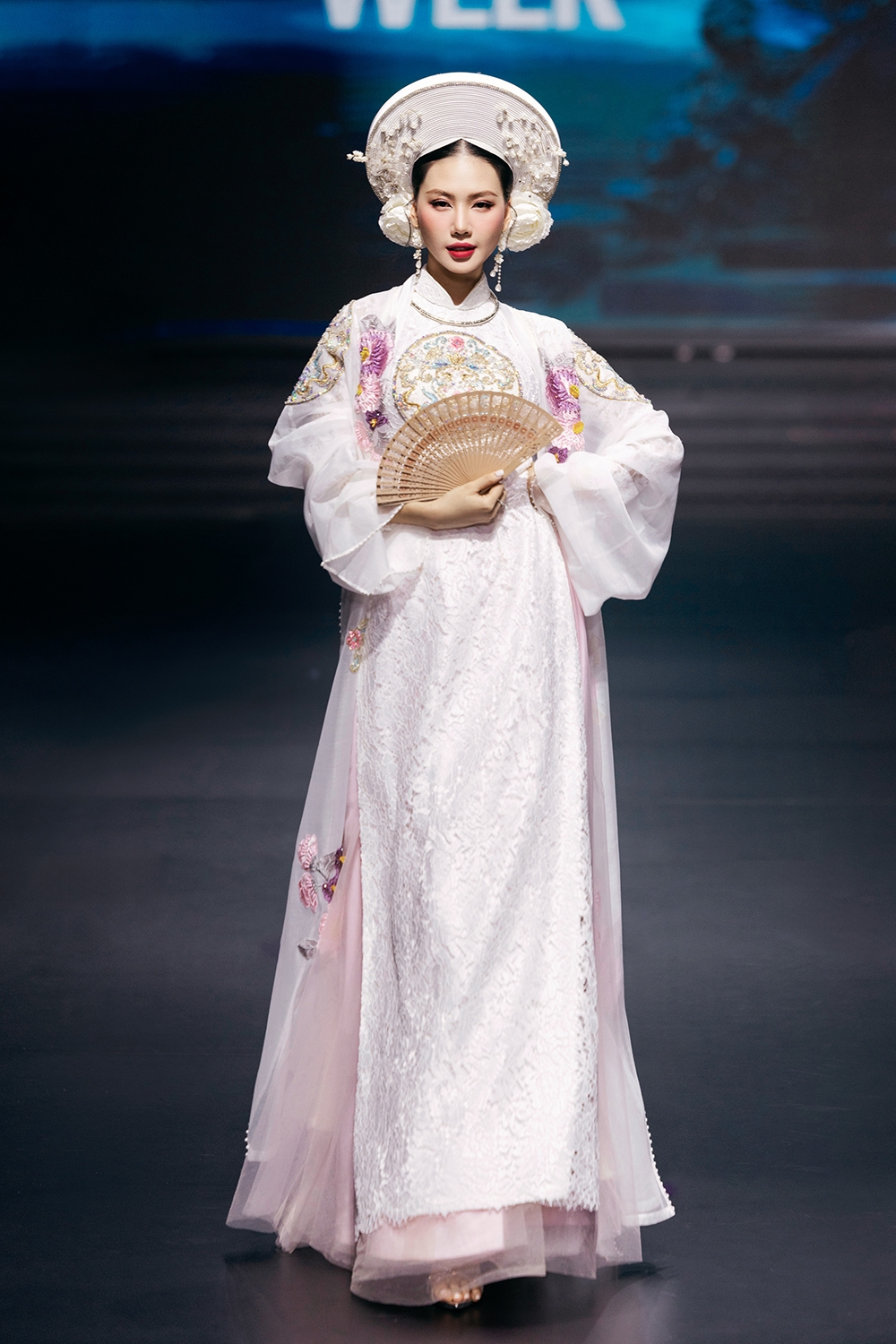 Hoa hậu Bùi Quỳnh Hoa