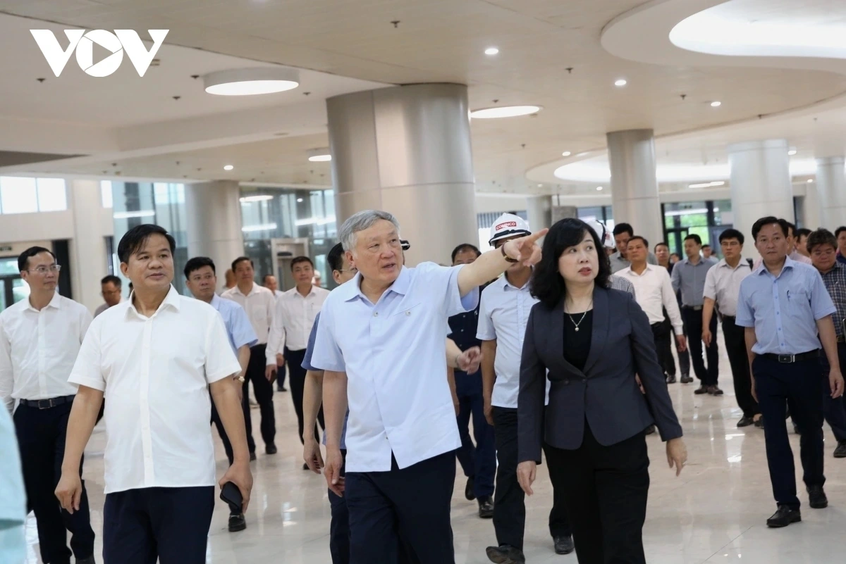 Phó Thủ tướng Thường trực Nguyễn Hòa Bình đi thị sát tại dự án bệnh viện.