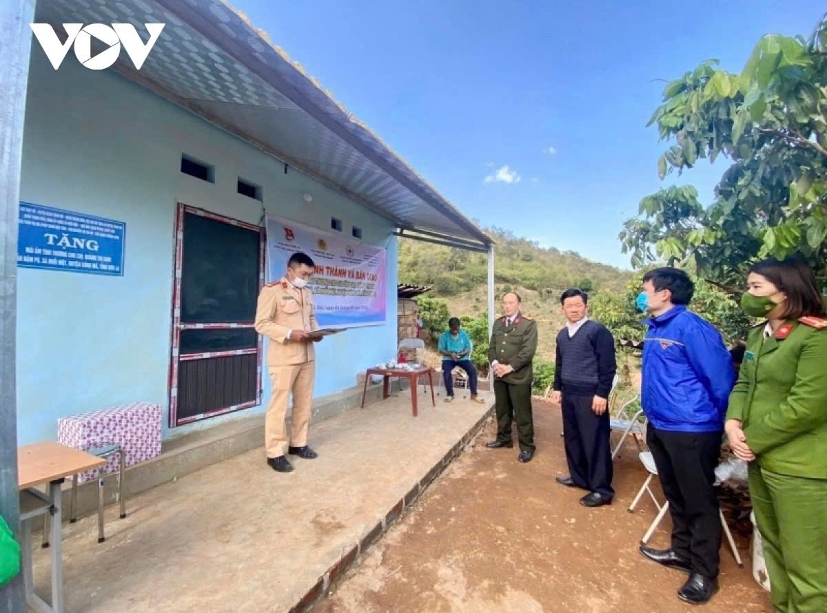 Các lực lượng chung tay xoá nhà tạm cho hộ nghèo