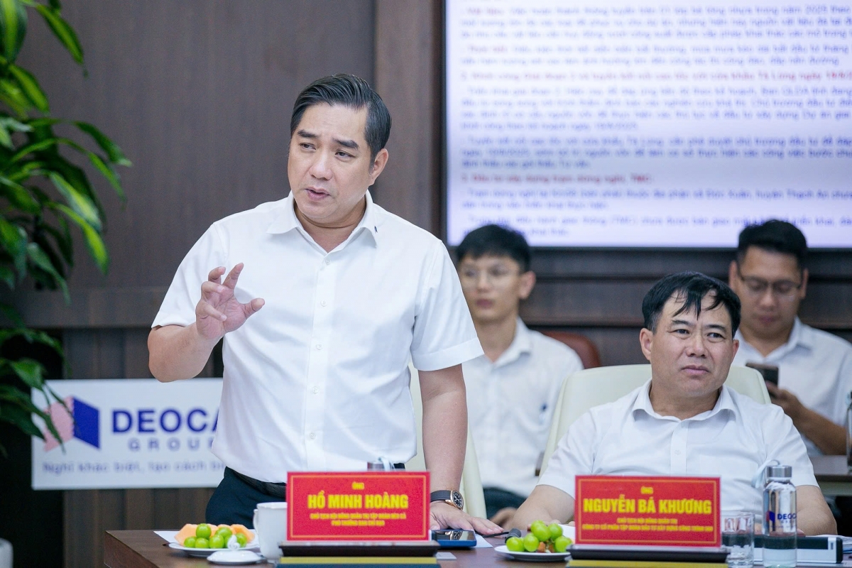 Ông Hồ Minh Hoàng – Chủ tịch HĐQT Tập đoàn Đèo Cả phát biểu tại cuộc họp.